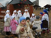 V bystřickém Edenu děti z folklorního souboru Borověnka vynášely Moranu a vystoupily s velikonočním pásmem.