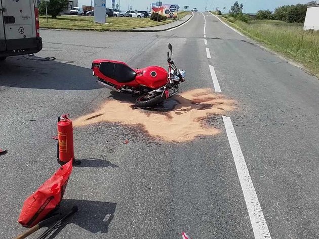 Ve Velkém Meziříčí se srazila motorka s autem, motorkáře převezli do nemocnice