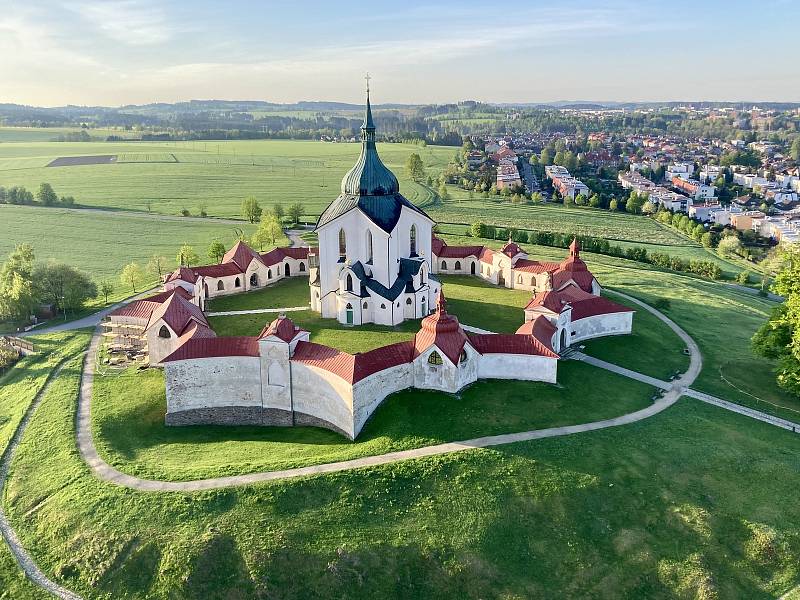 Výhledy z balonu na zámek Žďár nad Sázavou, Zelenou horu a Dolní hřbitov.