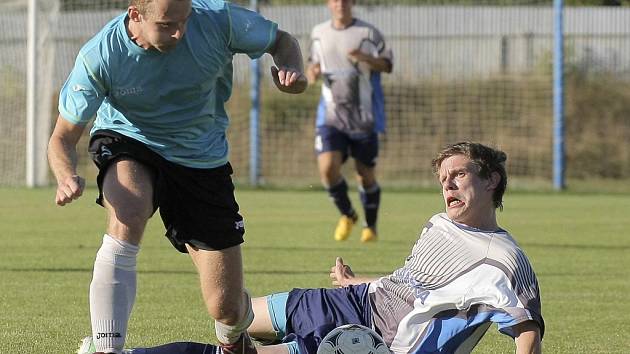 Fotbalisté Velké Bíteše (vlevo) dokázali hrát v Čáslavicích jen první hodinu, po níž vedli 3:0. Nakonec se o výhru museli strachovat. 