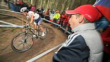 Závody cross-country horských kol v Novém Městě na Moravě. Závodní trať obklopovalo několik tisíc diváků.