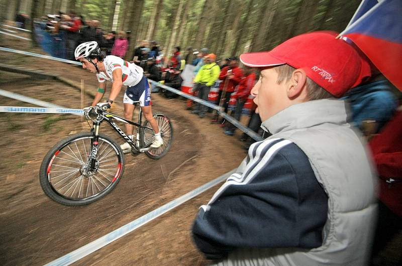 Závody cross-country horských kol v Novém Městě na Moravě. Závodní trať obklopovalo několik tisíc diváků.