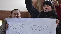 Lidé v Křižanově demonstrovali za obnovení zastávek rychlíků.