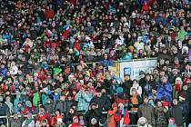 Mistrovství světa v biatlonu – smíšené štafety, 7. 2. 2013. Na snímku zaplněné tribuny – první závod navštívilo více než 25 000 diváků.