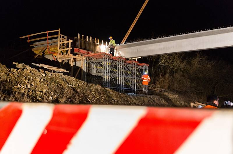 Dálnice D1 mezi Lhotkou a Velkou Bíteší na Žďársku směrem na Brno byla v noci na 22. března na devět hodin uzavřena kvůli stavbě dálničního nadjezdu.