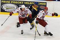 Druholigoví hokejisté Havlíčkova Brodu (v bílých dresech) sahali na ledě Tábora po zisku alespoň jednoho bodu, ale ani závěrečný tlak jim k němu nepomohl.