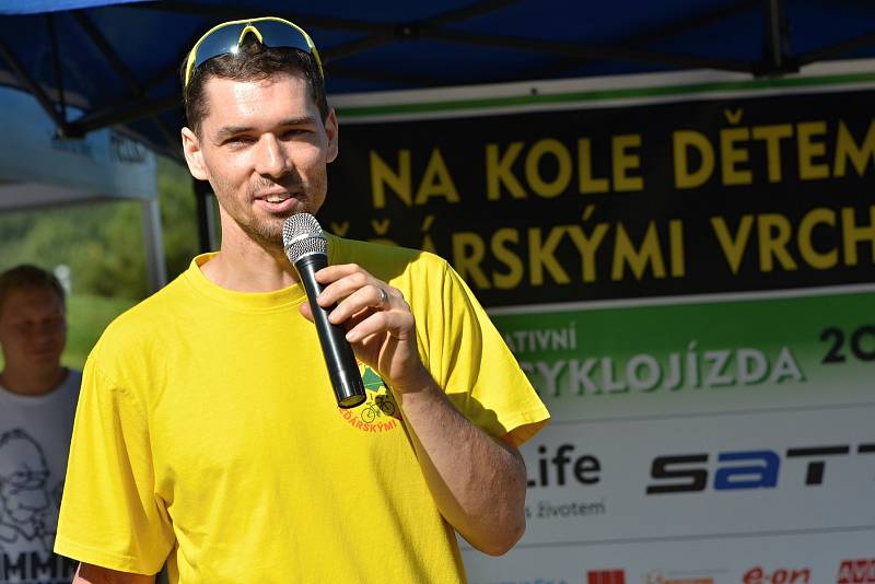 Charitativní jízda Na kole dětem Žďárskými vrchy se konala už potřetí, na start se postavily minimálně čtyři stovky cyklistů. Foto: René Rámiš