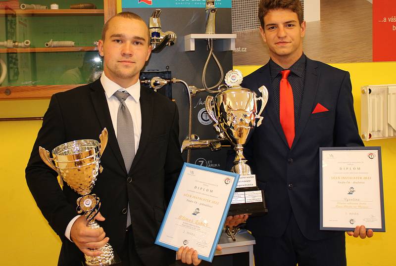 Lukáš Klimeš (vlevo) a Kamil Šenkýř ze SOŠ Nové Město na Moravě vyhráli letos v dubnu týmovou soutěž mladých instalatérů v Brně.