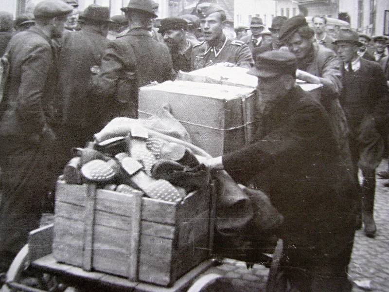 Němečtí vojáci ještě na poslední chvíli z města odváželi, co se dalo, například vojenskou obuv.