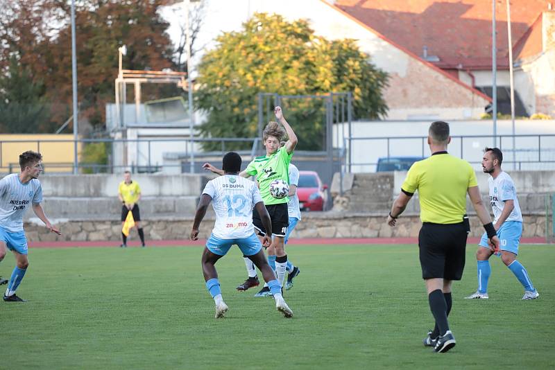 Fotbalisté Nového Města na Moravě (v zeleném) v pátek vyhráli ve Znojmě (v modrém) 2:0.