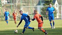 Hráči Radešínské Svratky (v oranžovém) s béčkem Polné (v modrém) dlouho prohrávali 0:1, v závěrečné čtvrthodině však dokázali zápas dvěma góly otočit.