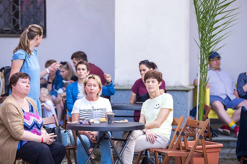 Na tři sta lidí si přišlo pochutnat na výborném jídle a hlavně podpořit stavbu Domova Pomněnka, který bude sloužit lidem s Alzheimerovou nemocí a jinými typy demence.