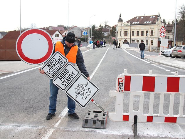 Nový most přes řeku Balinku už prověřují první chodci a motoristé