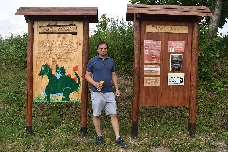 Lidé jsou dle Michala Nešpůrka nad očekávání poctiví, pouze jednou se stalo, že bar někdo vykradl.