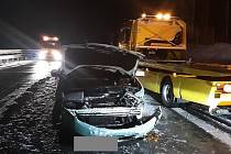 Tři nehody zablokovaly v noci na neděli dálnici D1 na Vysočině.