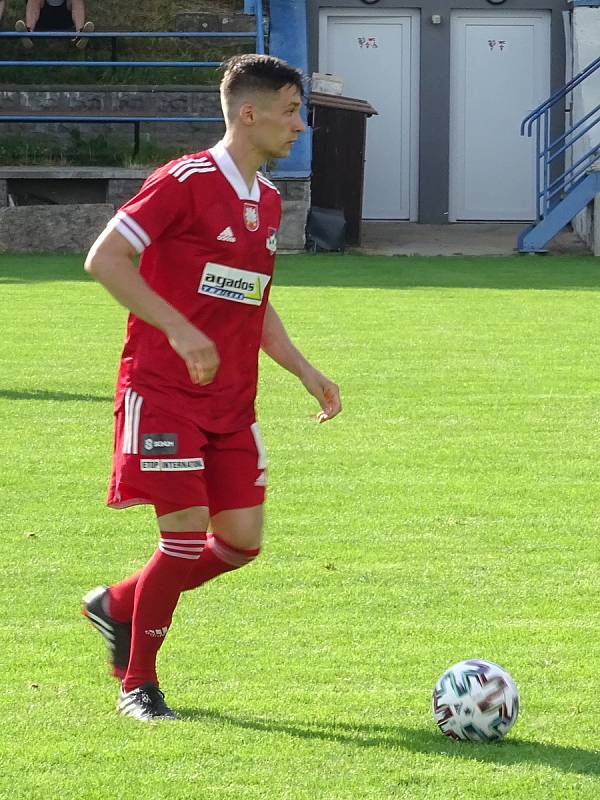 V přátelském utkání ve středu zvítězili fotbalisté Velkého Meziříčí (v červeném) na hřišti Nového Města těsně 1:0.