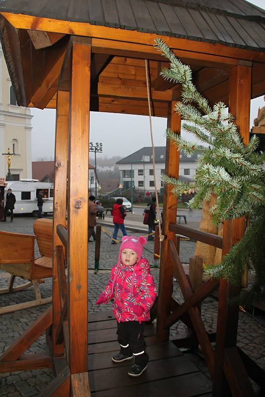 Malí i velcí si užívali vánočního koledování.