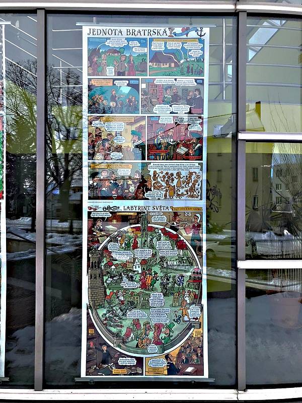 Unikátní komiks v oknech novoměstského kulturního domu.