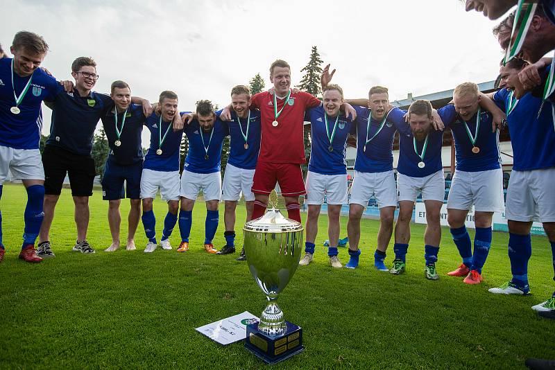 Ve finálovém klání letošního ročníku krajského poháru Vysočiny zdolali fotbalisté Nové Vsi (v modrých dresech) Rapotice (v zeleném) vysoko 6:2.