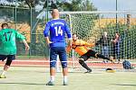 Fotbalisté Alka (v zelených dresech) si vyšlápli na vítěze předchozího ročníku Žďárské ligy malé kopané. Benjamin (v pruhovaném) zdolali výsledkem 5:3.