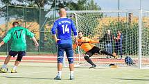 Fotbalisté Alka (v zelených dresech) si vyšlápli na vítěze předchozího ročníku Žďárské ligy malé kopané. Benjamin (v pruhovaném) zdolali výsledkem 5:3.