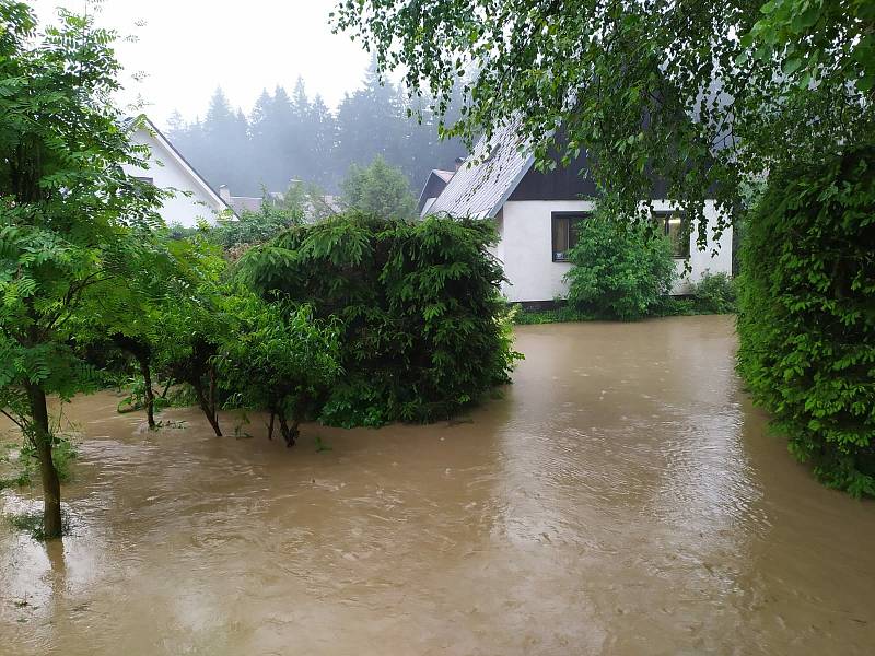 Voda zaplavila i silnici vedoucí k chatám u Dářka.