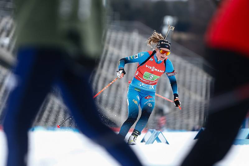 Justine Braisaz-Bouchetová v závodu Světového poháru v biatlonu ve smíšené štafetě.