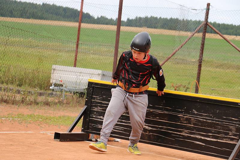 Na oslavy přijeli i členové okolních hasičských sborů. Na programu bylo i svěcení nového vozu a sportovní zápolení v podání mladých hasičů.