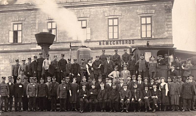Drážní zaměstnanci v Německém (dnešním Havlíčkově) Brodě krátce po roce 1918.
