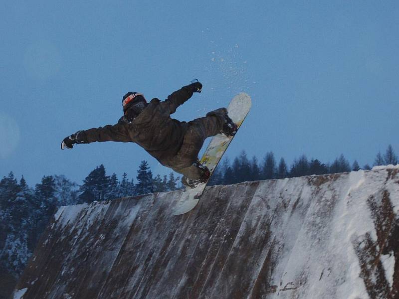 Příznivci adrenalinové jízdy na lyžích či snowboardu si nyní mohou vyzkoušet své dovednosti v nově otevřeném snowparku na Fajtově kopci.