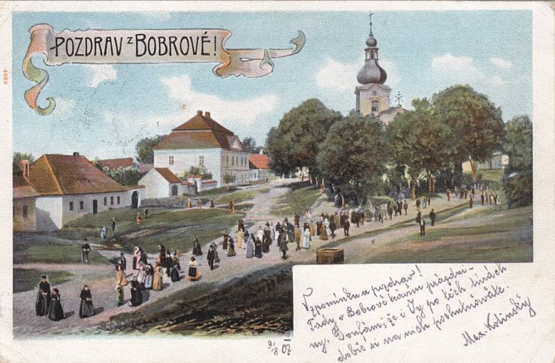 Na pohlednici, která vyobrazuje Bobrovou okolo roku 1900 je zachyceno náměstí s kostelem sv. Petra a Pavla. 