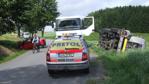 Sedmapadesátiletý řidič osobního vozidla Škoda Felicia se střetl s kamionem. Těžkým zraněním podlehl. Silnice byla v místě nehody několik hodin neprůjezdná.