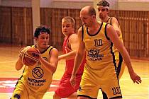 VZESTUP A ZASE PÁD. Basketbalisté Jihlavy se po jedné sezoně ve druhé lize zase poroučejí o soutěž níž. Poslední šancí na opětovný start ve třetí nejvyšší soutěži je odkoupení licence od jiného klubu. 