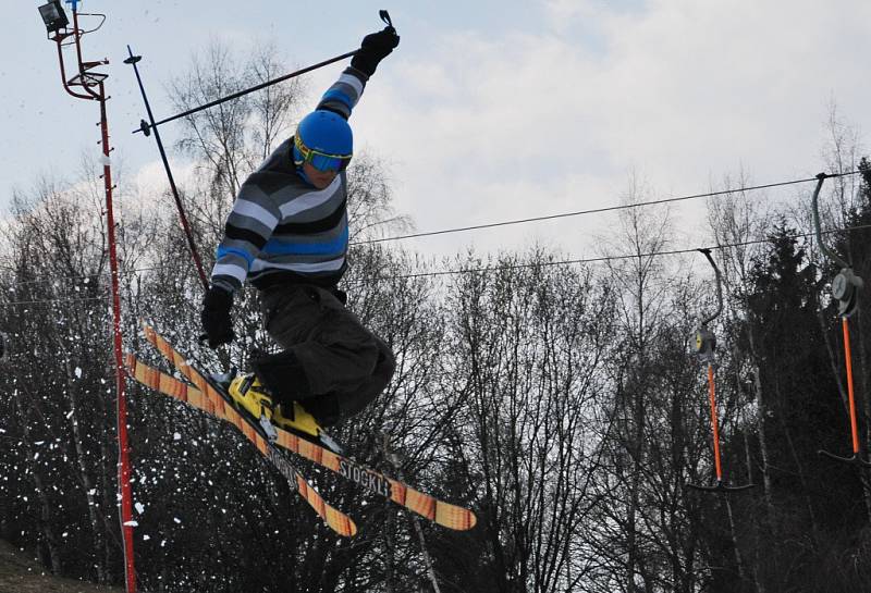 Návštěvníky Fajtova kopce u Velkého Meziříčí čekala opět velká podívaná v podobě Horsefeathers Velké louže a Jib & Jump best trick session. 