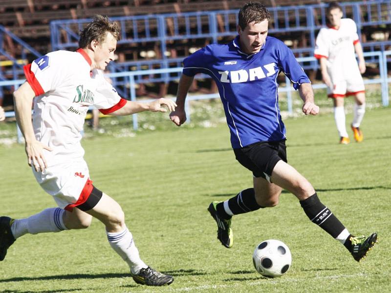 Rezerva Žďáru nad Sázavou (v modrém) se proti předposlednímu Stonařovu trápila. Všechny body ale nakonec zůstaly doma