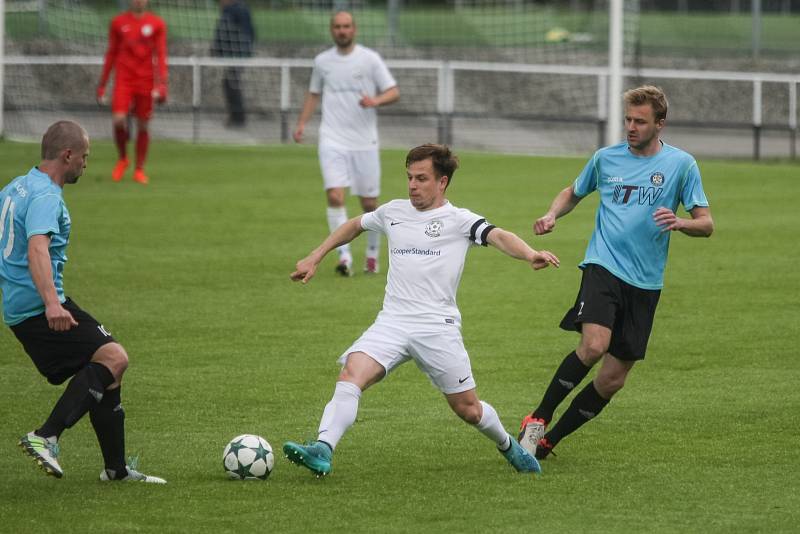 Pouťové derby mezi domácím Žďárem nad Sázavou (v bílém)  a Velkou Bíteší bylo rozhodnuté již po pětačtyřiceti minutách. FC Žďas vedl v poločase už 3:0, po změně stran pak přidal ještě další dvě branky.