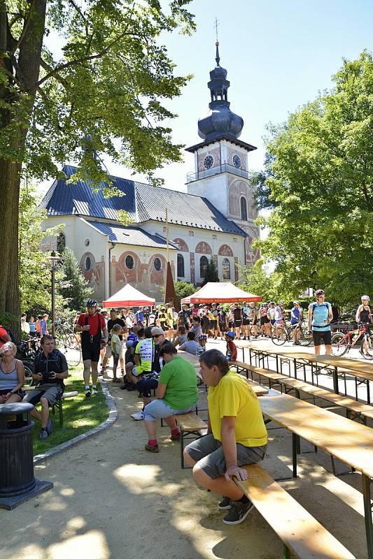 Charitativní jízda Na kole dětem Žďárskými vrchy se konala už potřetí, na start se postavily minimálně čtyři stovky cyklistů. Foto: René Rámiš