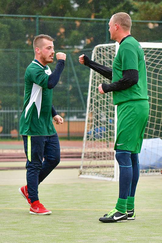 Famózní sobotu prožili ve čtvrtém kole Žďárské ligy fotbalisté Diparu (v červeném). Nejprve totiž zdolali favorizovaný tým BKS (v modro-žlutém) 3:2 a pak dokonce i obhájce titulu Benjamin 3:1.