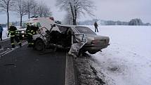 Třiadvacetiletý řidič osobního automobilu BMW 524 po projetí pravotočivé zatáčky dostal na mokré vozovce smyk, který nezvládl. Se svým autem se pak dostal do protisměru, kde se střetl s protijedoucím šoférem Škody Octavia.