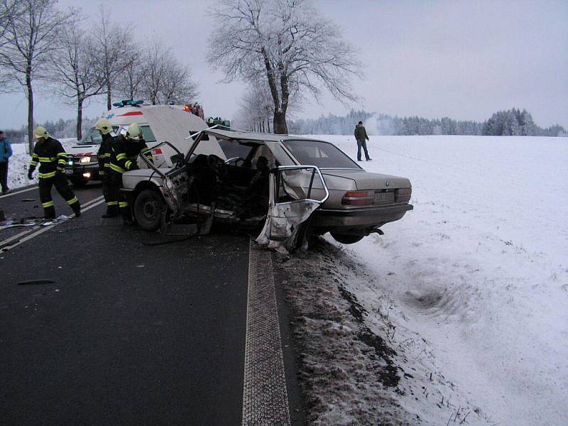 Třiadvacetiletý řidič osobního automobilu BMW 524 po projetí pravotočivé zatáčky dostal na mokré vozovce smyk, který nezvládl. Se svým autem se pak dostal do protisměru, kde se střetl s protijedoucím šoférem Škody Octavia.