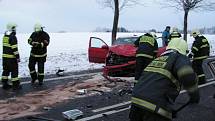 Třiadvacetiletý řidič osobního automobilu BMW 524 po projetí pravotočivé zatáčky dostal na mokré vozovce smyk, který nezvládl. Se svým autem se pak dostal do protisměru, kde se střetl s protijedoucím šoférem Škody Octavia.