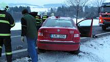 Třiadvacetiletý řidič osobního automobilu BMW 524 po projetí pravotočivé zatáčky dostal na mokré vozovce smyk, který nezvládl. Se svým autem se pak dostal do protisměru, kde se střetl s protijedoucím šoférem Škody Octavia.