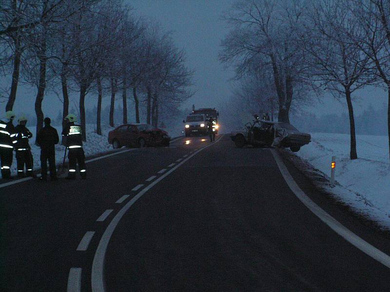 Na více jak dvě hodiny byla ve čtvrtek odpoledne uzavřena silnice mezi Žďárem nad Sázavou a obcí Radňovice poblíž odbočky ke vsi Lhotka.