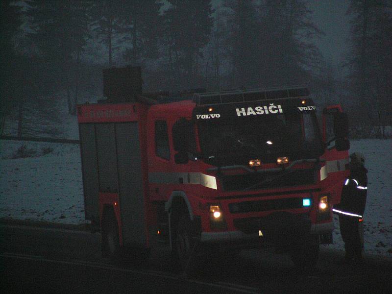 Na více jak dvě hodiny byla ve čtvrtek odpoledne uzavřena silnice mezi Žďárem nad Sázavou a obcí Radňovice poblíž odbočky ke vsi Lhotka.