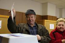 Ve volební místnosti v Novém Veselí se ani pár minut před koncem voleb dveře netrhly.