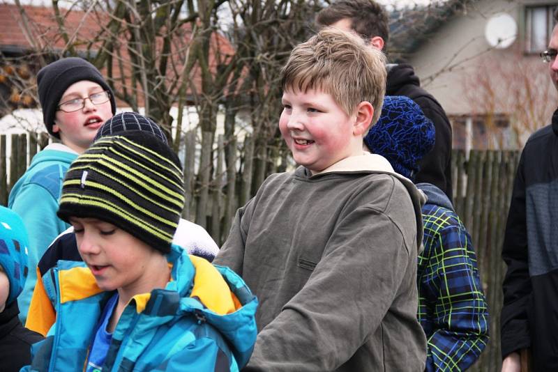 Zvony v Branišově nahradily děti s hrkacími trakaři