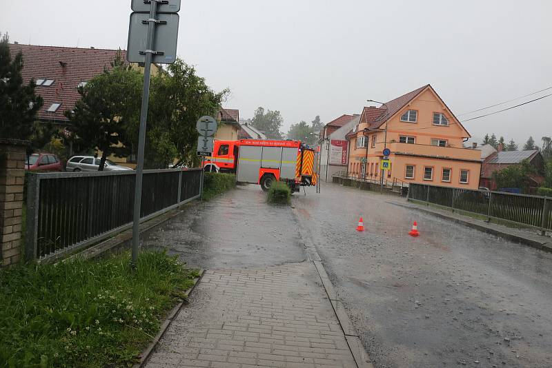 Přívalové deště pokaždé ulici Žďárskou zatopí.