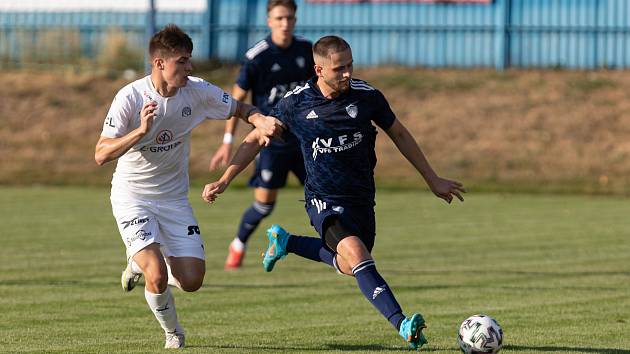 V úvodním kole soutěžního ročníku 2022/2023 remizovali fotbalisté Nového Města na Moravě (v modrém) s juniorkou Slovácka (v bílém) 1:1.