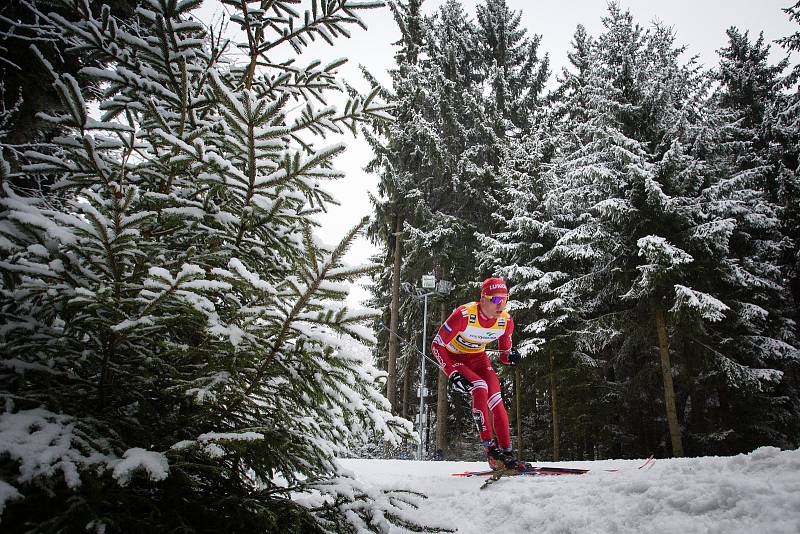 Ohlédnutí za Zlatou lyží 2020. Alexandr Bolšunov z Ruska ve stíhacím závodu mužů na 15 km klasicky v rámci Světového poháru v běhu na lyžích.