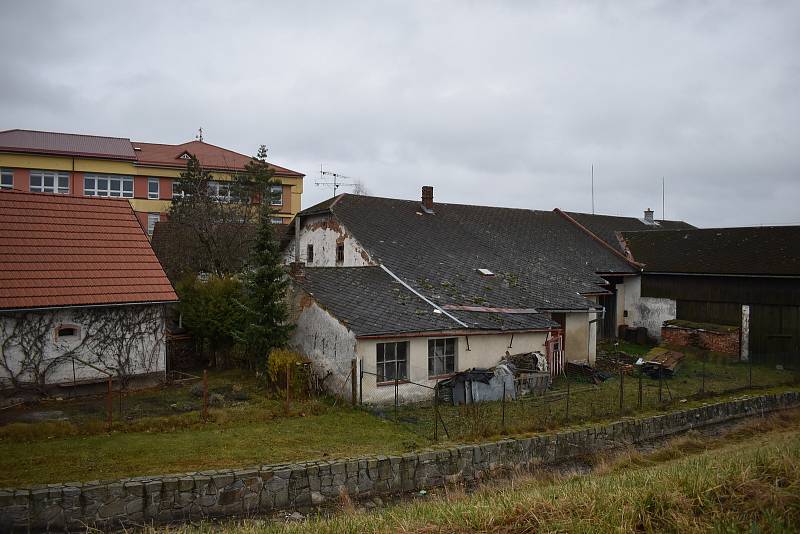 Novoveselský rybník je oblíbeným místem turistů i čkolních dětí.